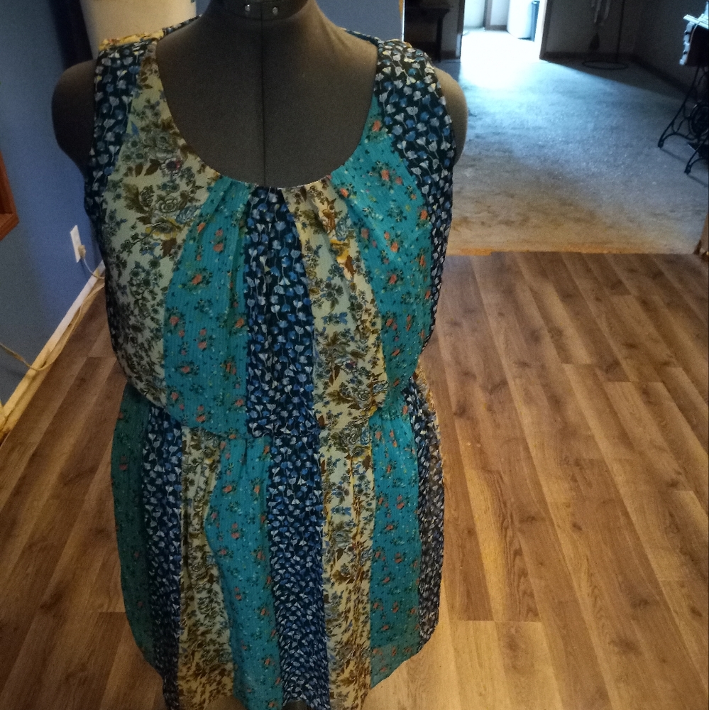 By & By Sleeveless dress. Multifloral pattern and print 1X